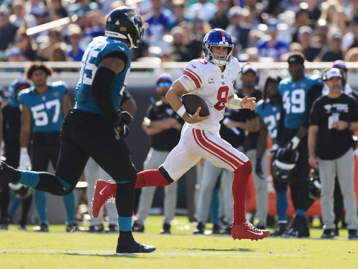 Jones, Barkley lead Giants past Texans 24-16 for 7-2 start - ABC7 New York