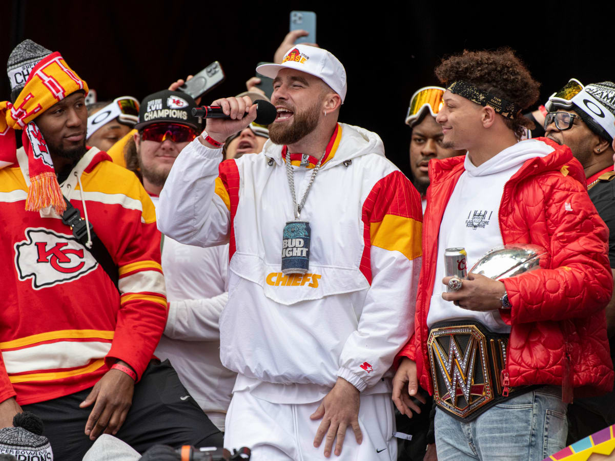 Travis Kelce, Chiefs party with fans at Super Bowl victory parade - ESPN