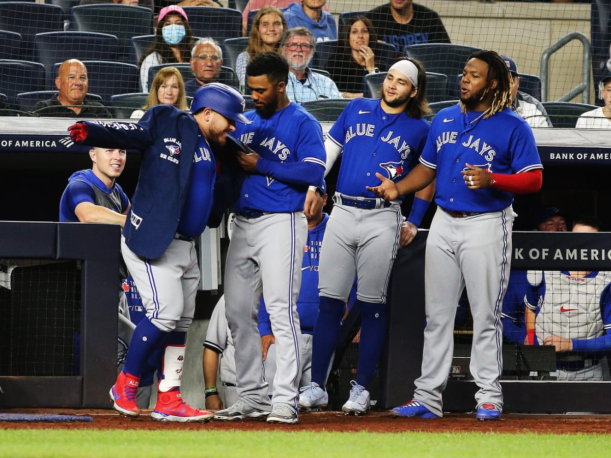 Toronto Blue Jays on X: Reuniting with old friends 💙 Smiles