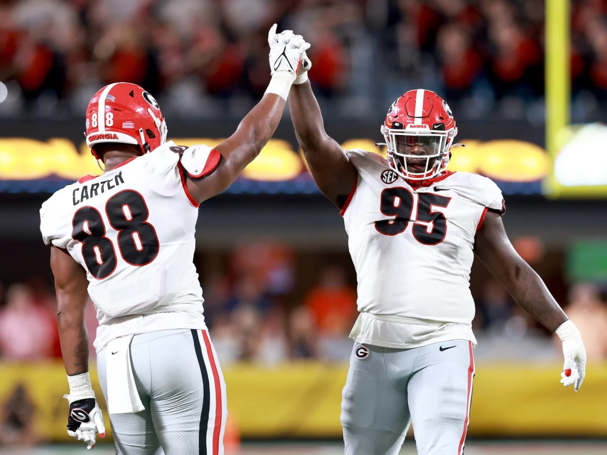 Eagles trade up to draft Jordan Davis, the defensive tackle from Georgia,  with the No. 13 pick
