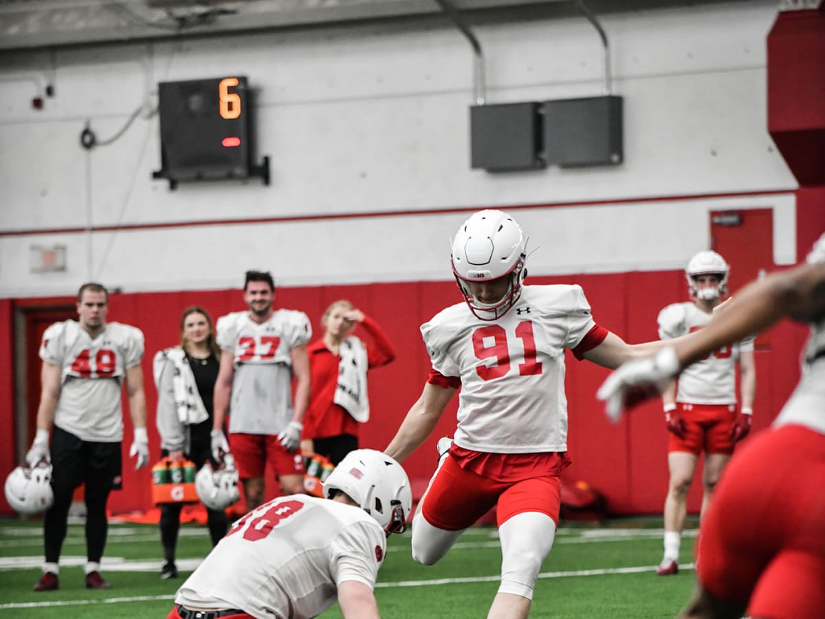 Wisconsin kicker Collin Larsh will return to Badgers for 2022