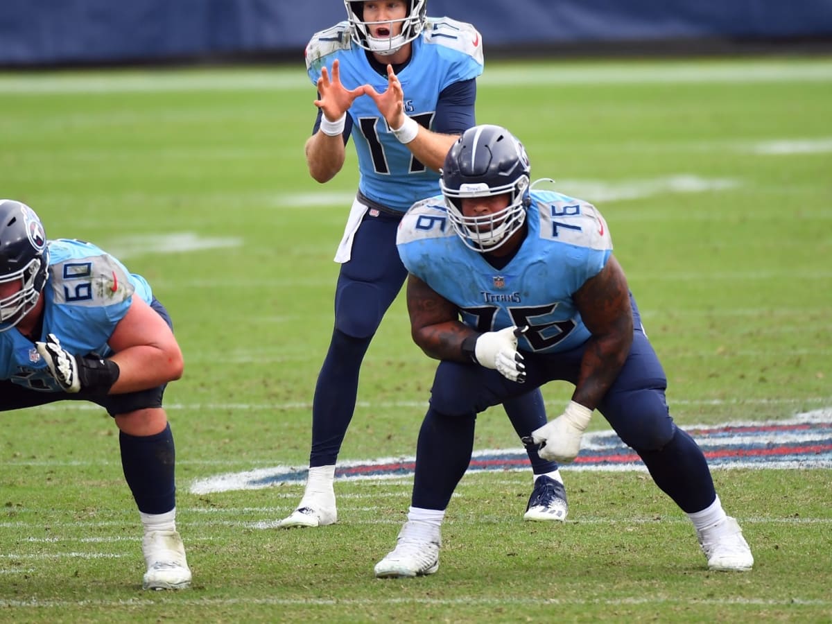 Tennessee Titans offensive guard Rodger Saffold (76) warms up