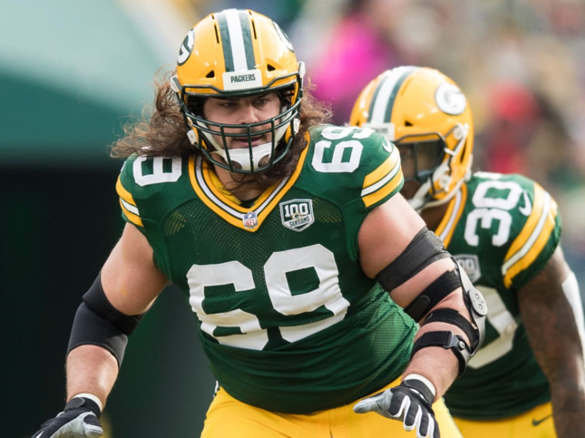 Packers' David Bakhtiari beats Aaron Rodgers chugging beer at Bucks game