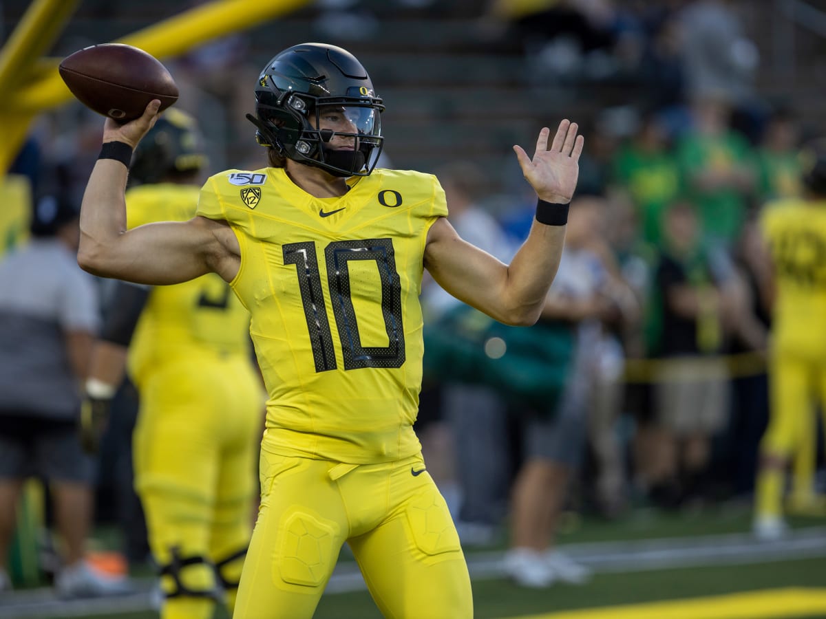 Highlight: Justin Herbert Escapes a Sack, Delivers Dime to Johnny Johnson  III in 1st Half - Sports Illustrated Oregon Ducks News, Analysis and More