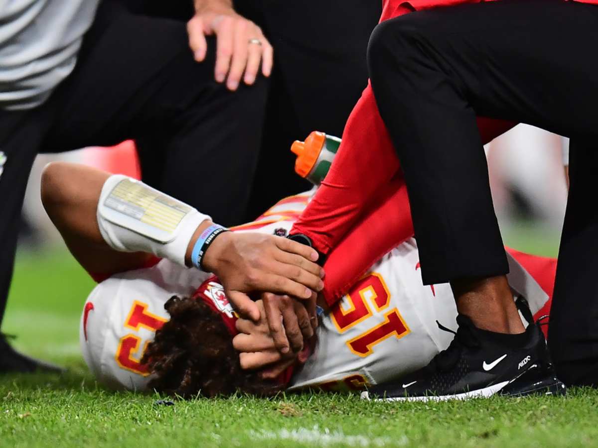 Mahomes clarifies comments on Rodgers after QB suffers serious