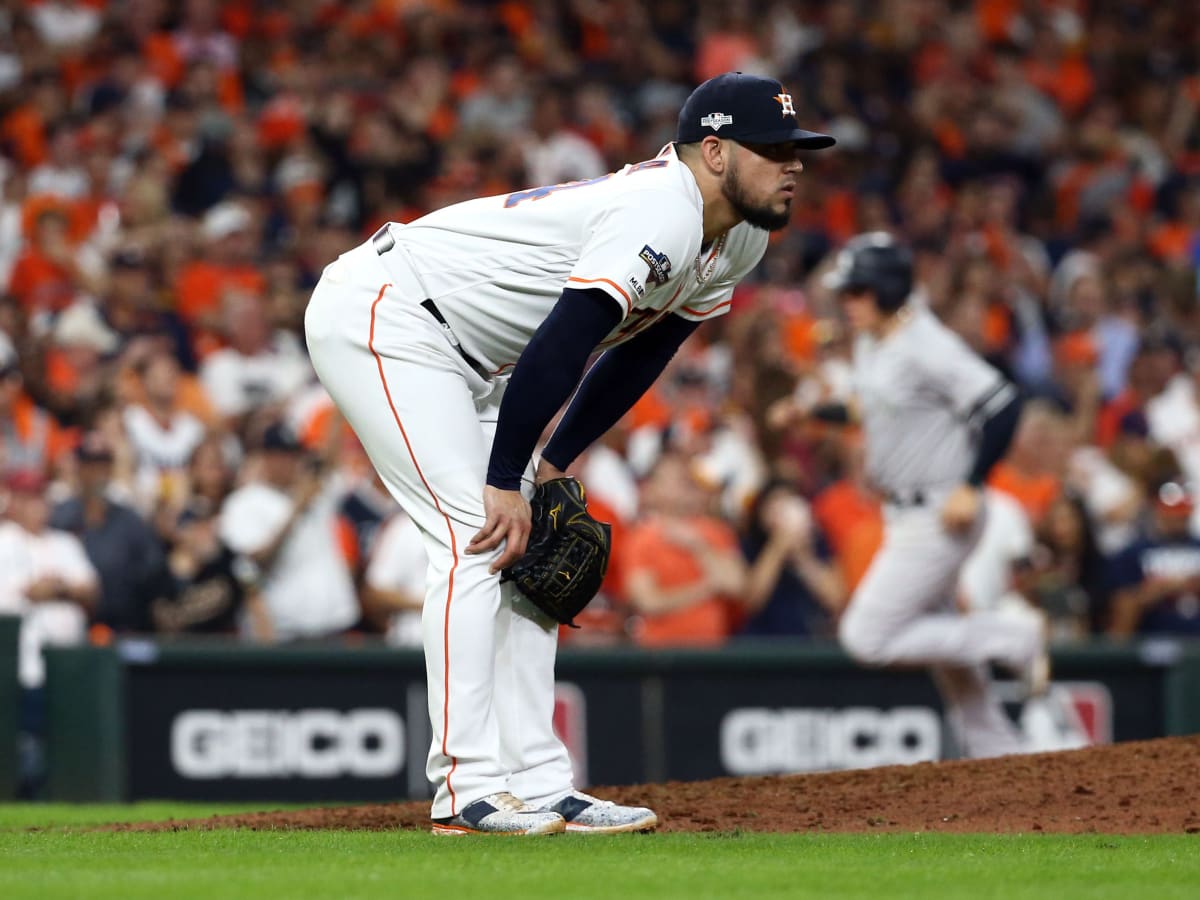 Report: Astros kicked out a fan protesting Roberto Osuna with sign