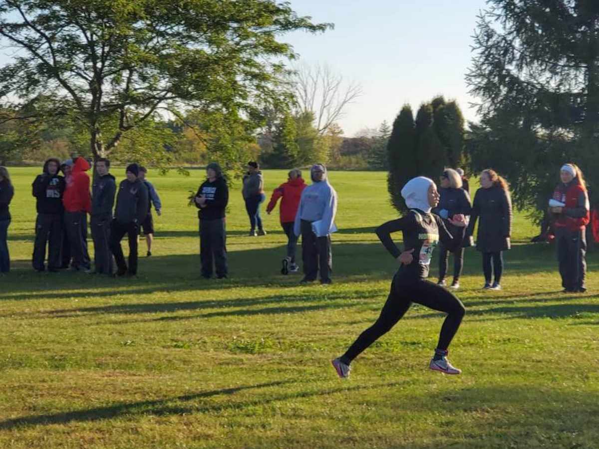 Noor Alexandria Abukaram: Ohio Muslim teen disqualified for running with  hijab - Sports Illustrated