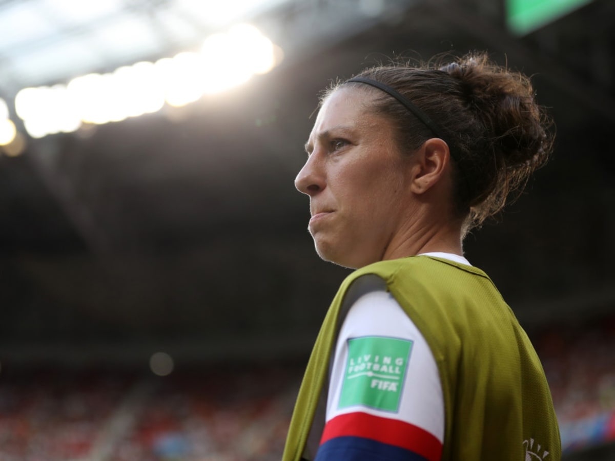 US soccer star Carli Lloyd kicks 55-yard field goal at Eagles