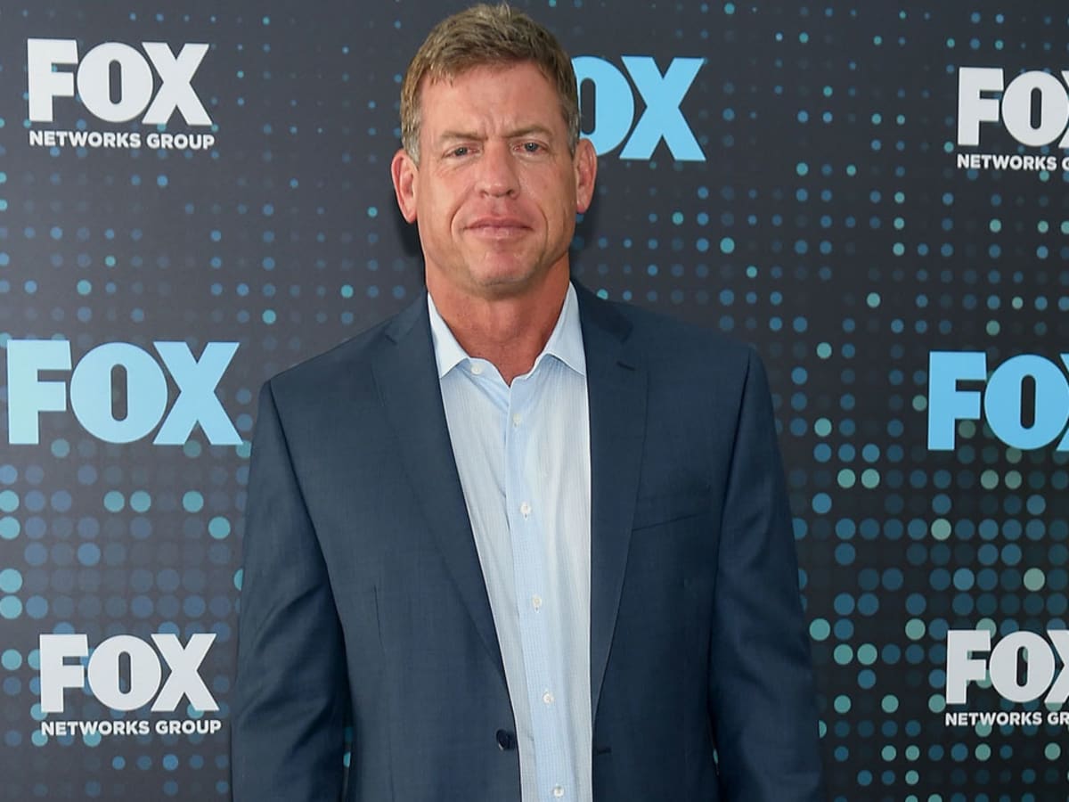 Troy Aikman Had Such a Savage Line After Seeing Tons of Giants Fans Leaving  MNF Game Early - Sports Illustrated