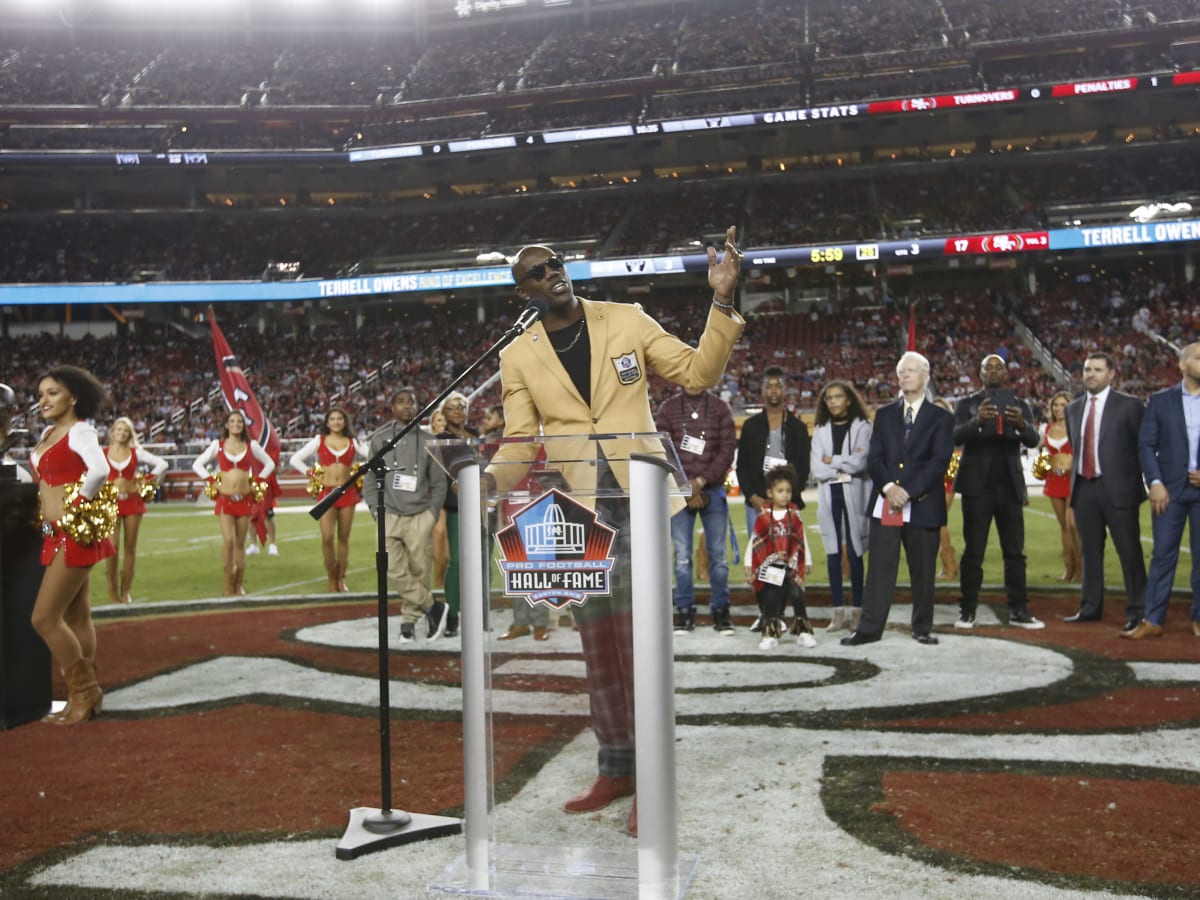 NFL Hall of Famer Terrell Owens 'TO' Scores a Touchdown in Fan