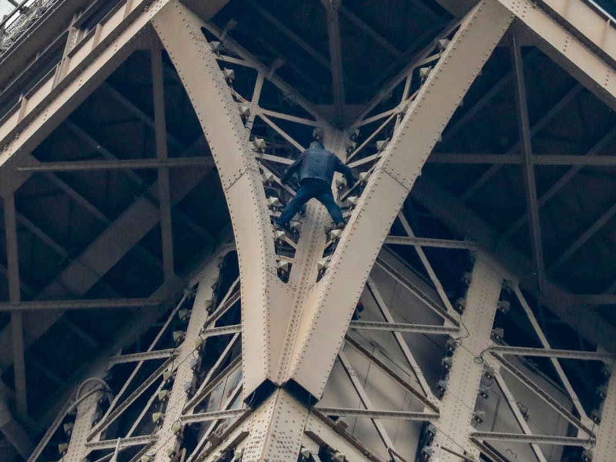 Security issues after 3 climb Vegas Eiffel Tower