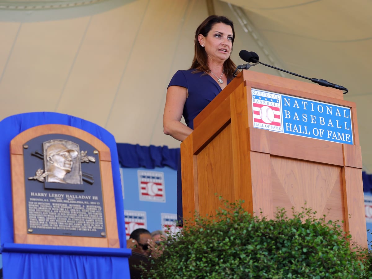 Roy Halladay's wife, Brandy, speaks at Baseball Hall of Fame
