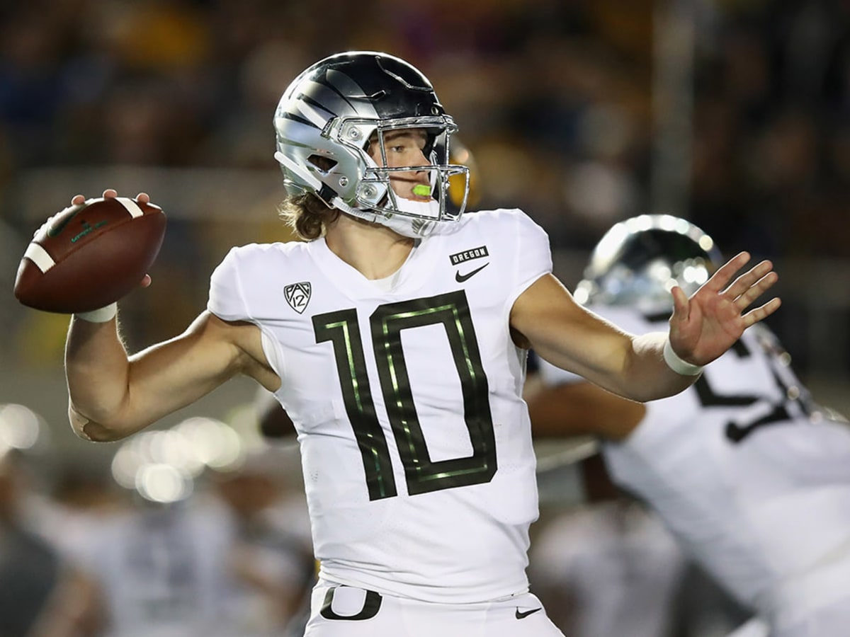 What's best for Justin Herbert in NFL draft? Slipping to a team with  promise -- Patriots? Chargers? 