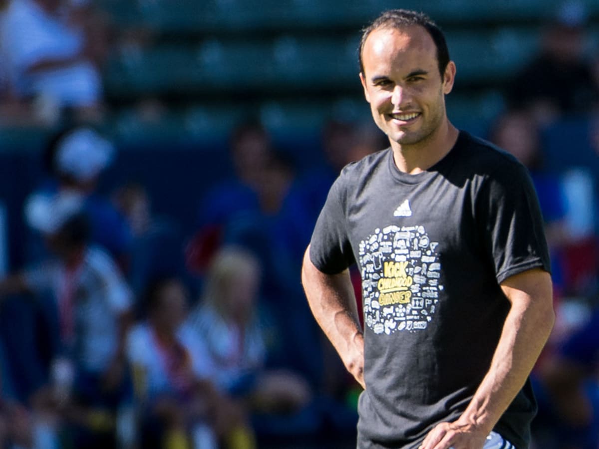 US soccer legend Landon Donovan surprises young fans - Good