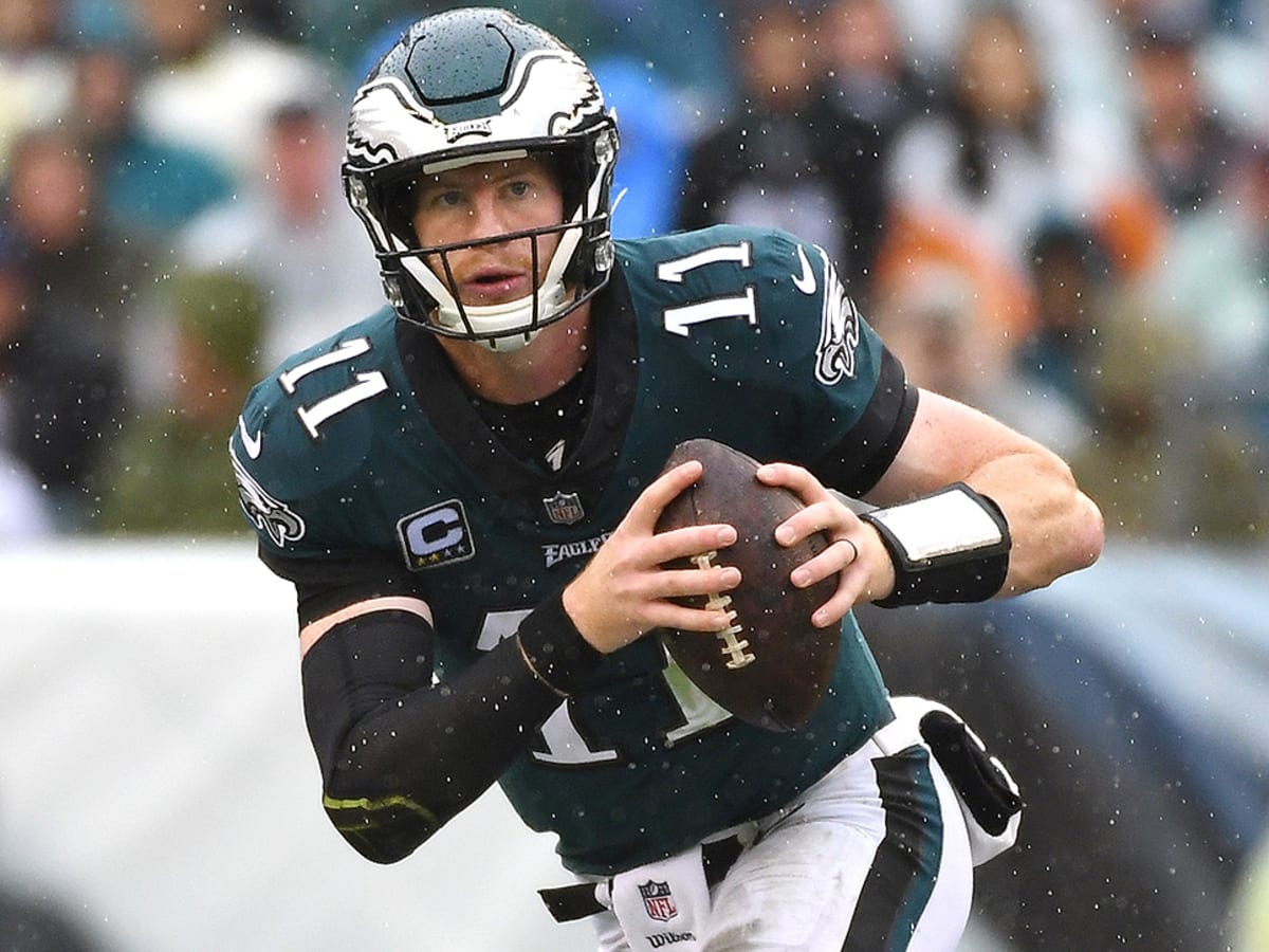 Wentz has best game yet as Eagles rout Steelers to remain unbeaten