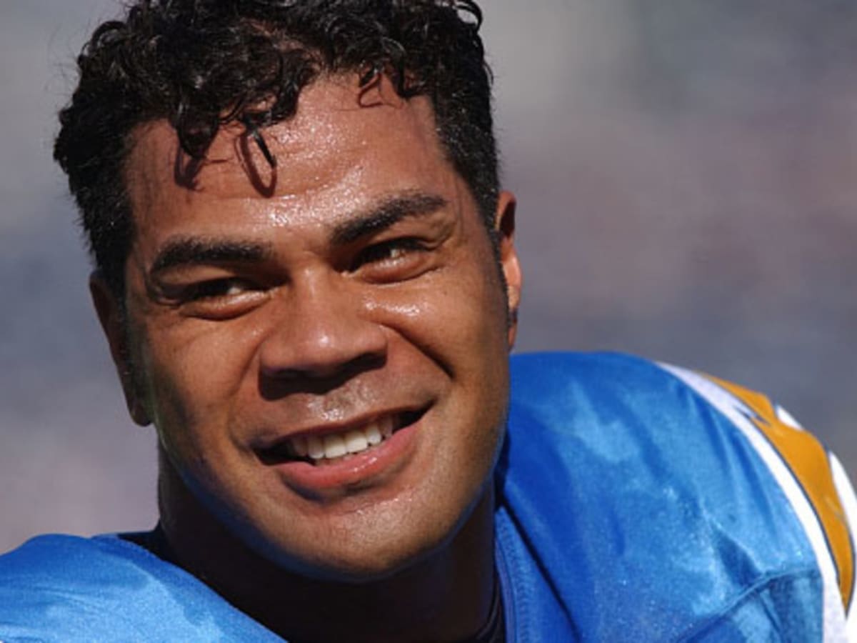 Family of Junior Seau Settles Case Against N.F.L. - The New York Times