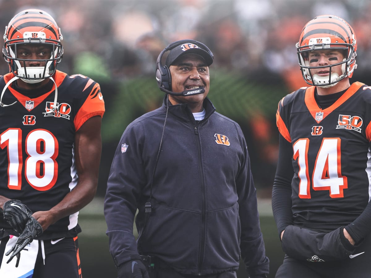 Cincinnati Bengals head coach Marvin Lewis talks with line backer