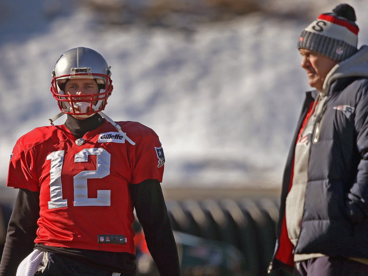 tom brady rainbow gloves