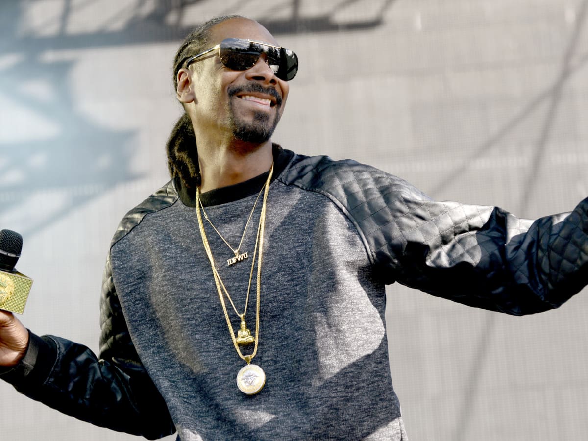 Snoop Dogg: Steelers fan visits Cleveland Browns (video) - Sports  Illustrated