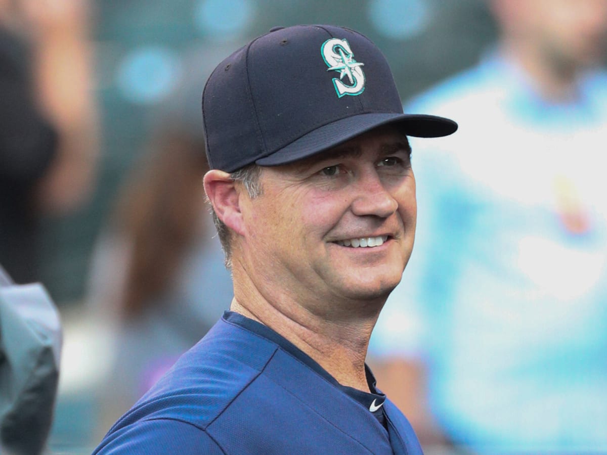 Scott Servais is Getting His Haircut Like Edwin Diaz  Barber: What do you  want? Seattle Mariners skipper Scott Servais: Lemme get uhhhhhh, the Edwin  Diaz Barber: say no more, fam. (via