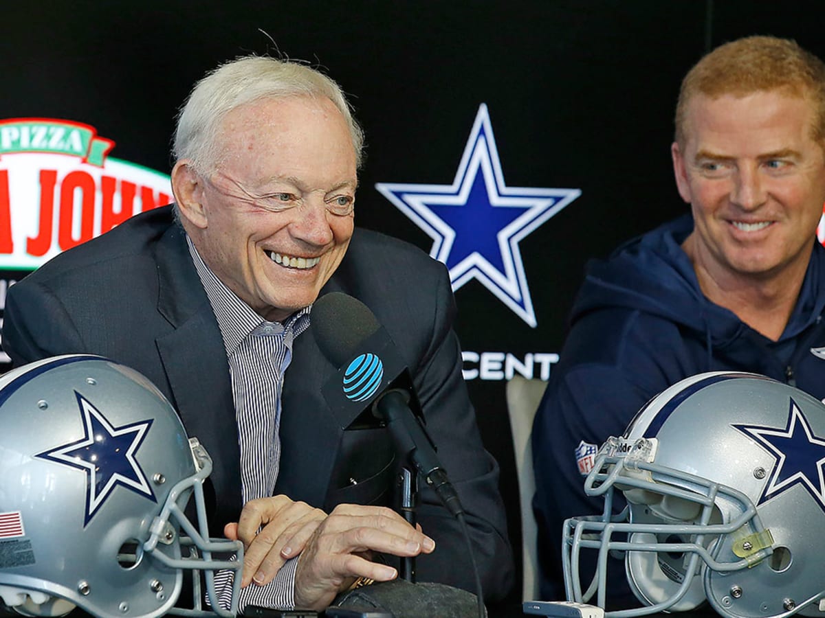 Cowboys owner Jerry Jones declines to comment on leaving his hat on during  national anthem