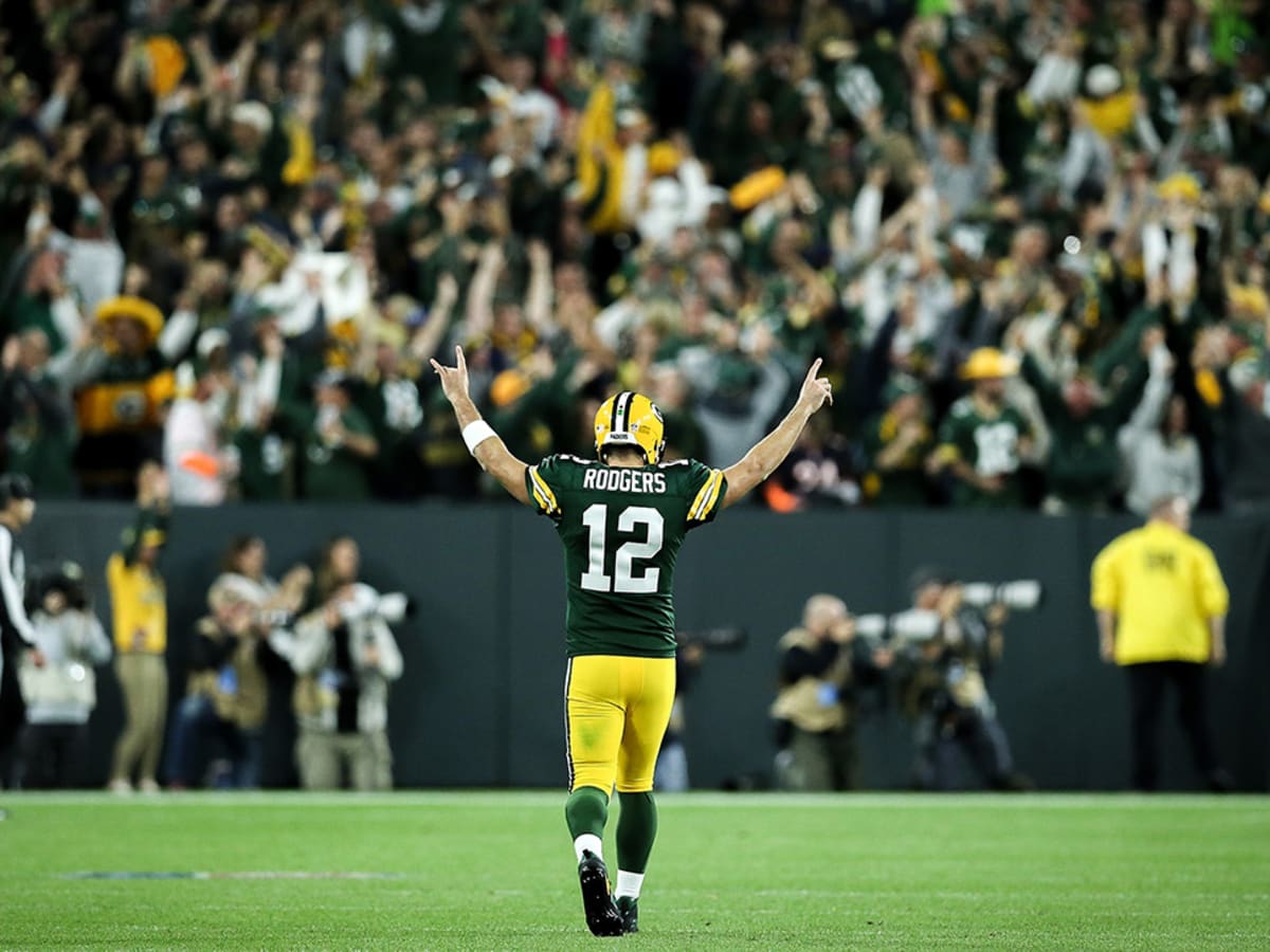 Packers Quarterback Aaron Rodgers Wins Over Brett Favre's Fans