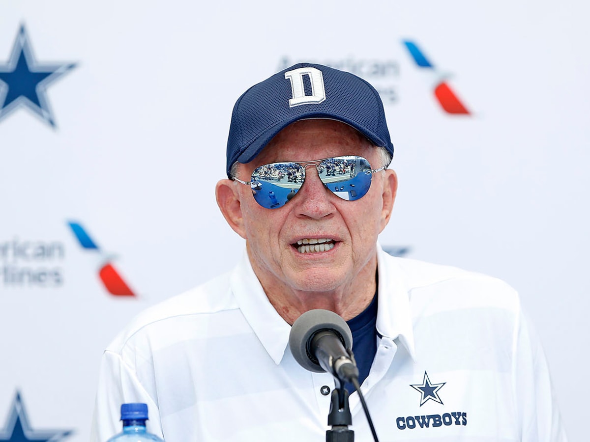 Dallas Cowboys' Jerry Jones mum on wearing hat during national anthem