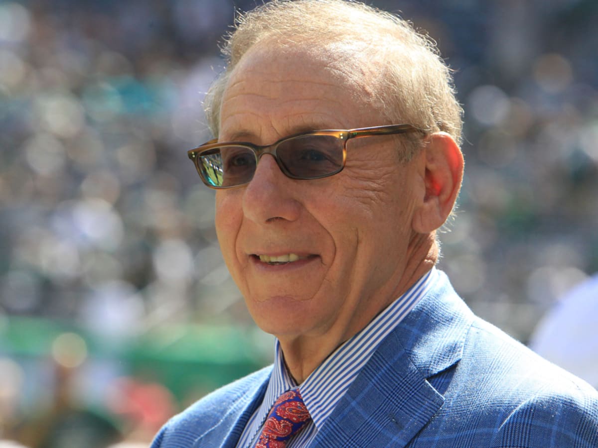 Dolphins Owner Wants Players to Stand During Anthem