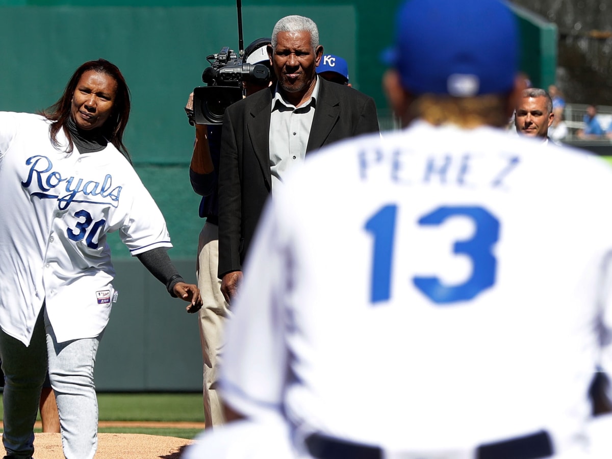 Yordano Ventura's mother throws first pitch for Royals (video