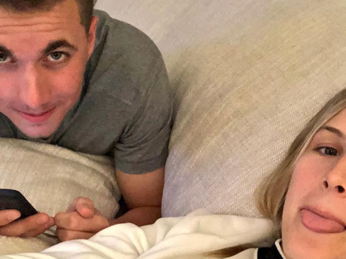 Genie Bouchard has arrived to Super Bowl with Twitter date guy (PHOTOS)