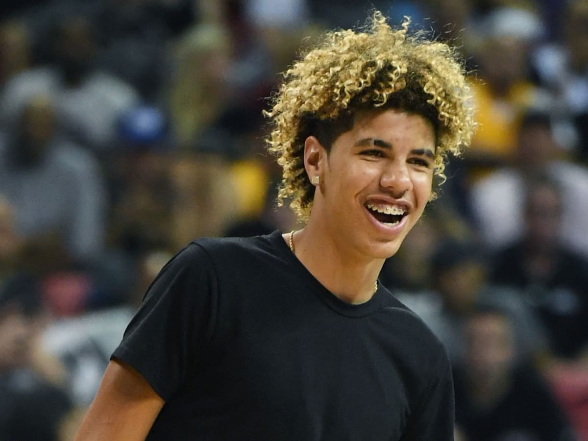 Lamelo ball. Ломелло Болл. Lamello Ball рост. Братья Болл баскетбол. ЛАМЕЛЛО против Лонзо Болла.