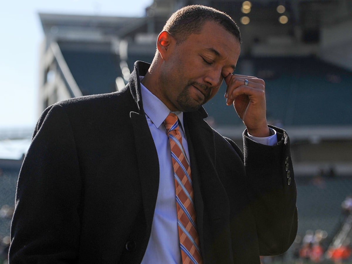 Browns fire GM Sashi Brown, Hue Jackson will return