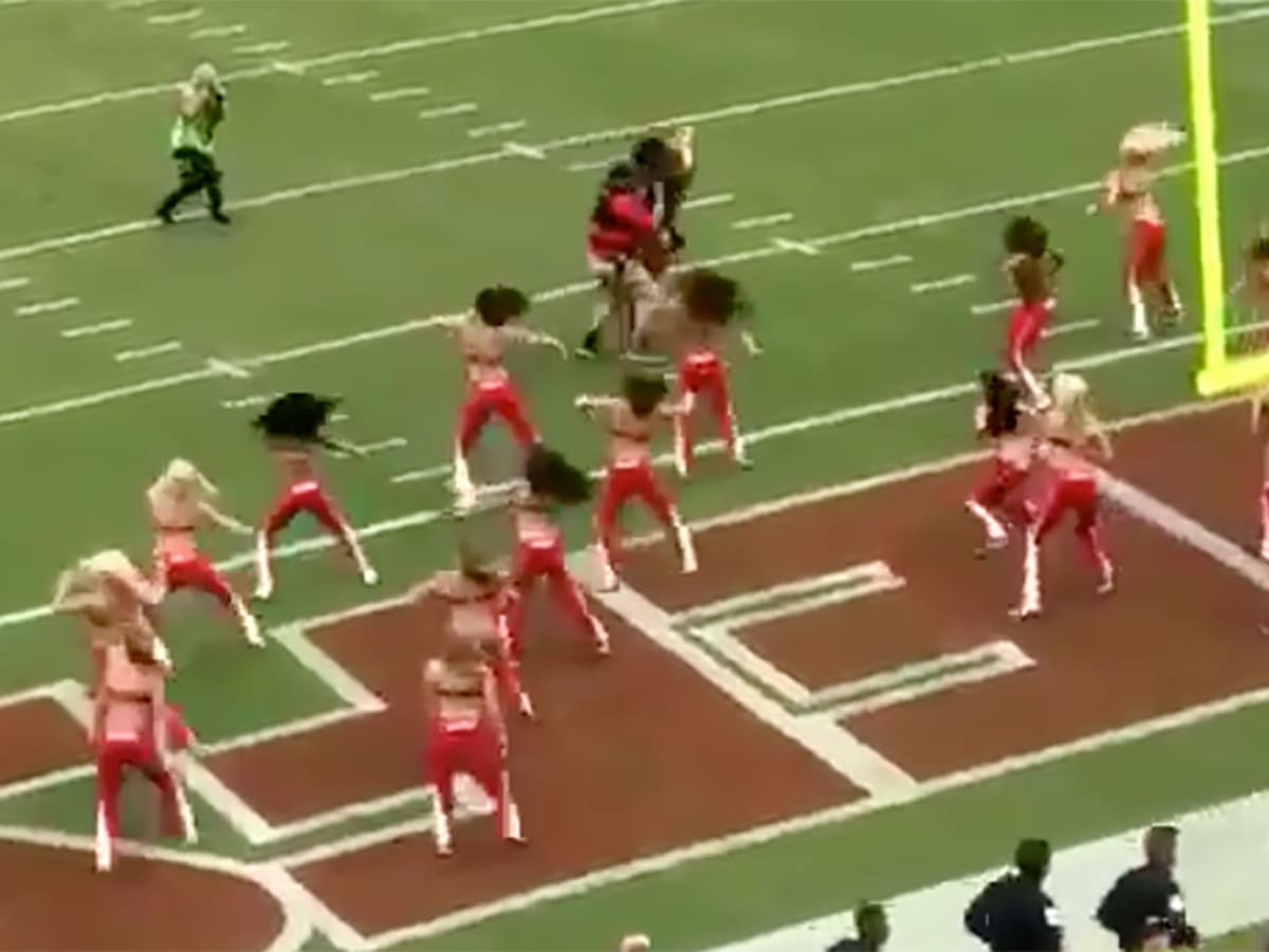 Kansas City, MO, USA. 27th Dec, 2015. Kansas City Chiefs cheerleaders  perform during the NFL game between the Cleveland Browns and the Kansas  City Chiefs at Arrowhead Stadium in Kansas City, MO.