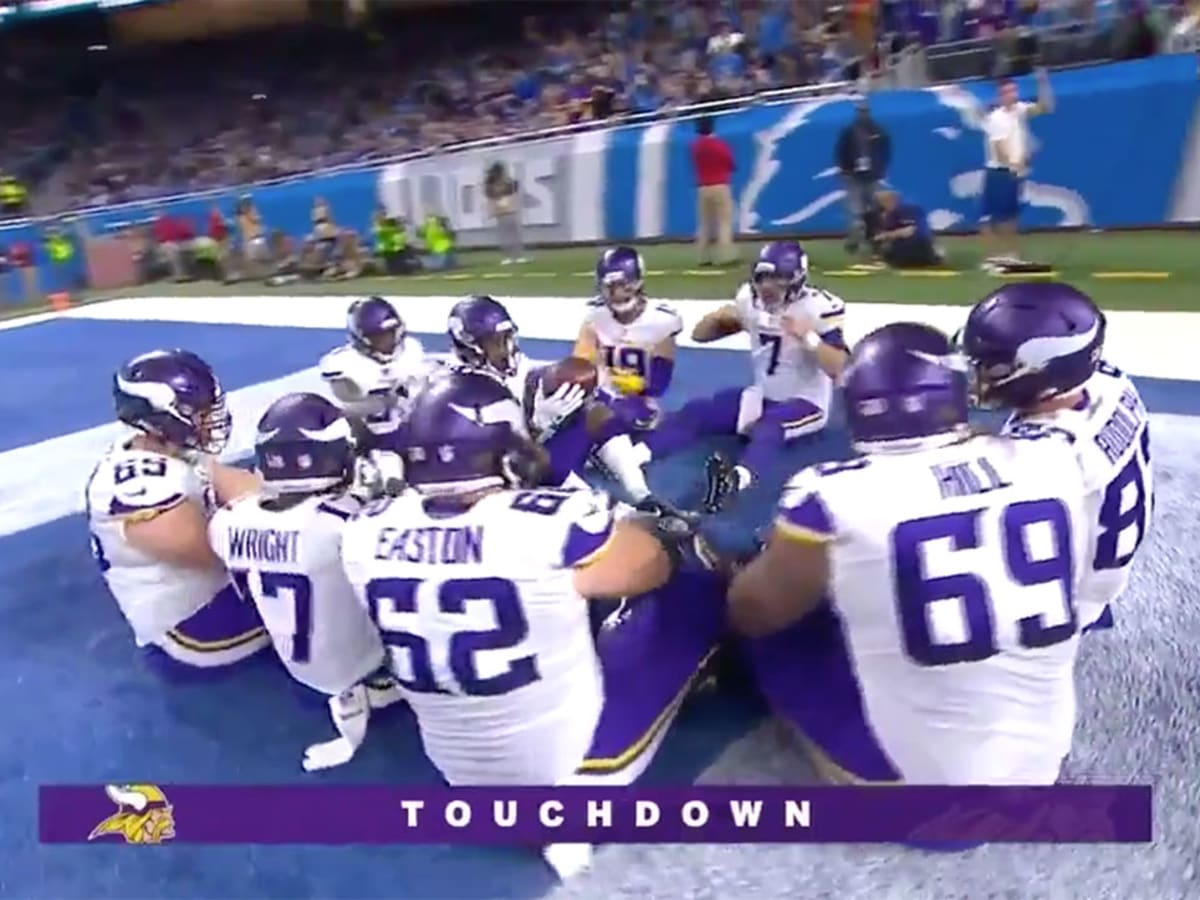 Vikings celebrate touchdown with Thanksgiving dinner - Sports Illustrated