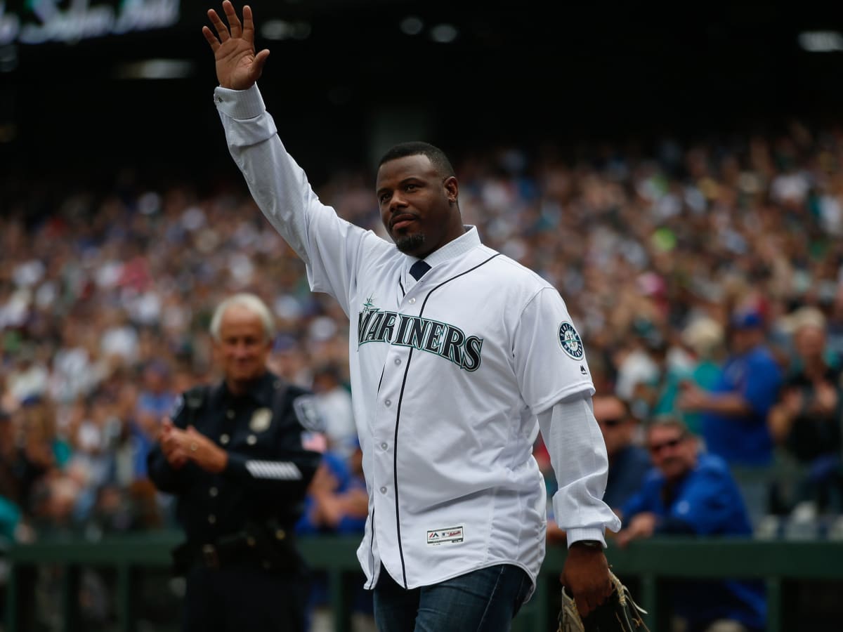 Mariners fan in Ken Griffey Jr. jersey looks nothing like the