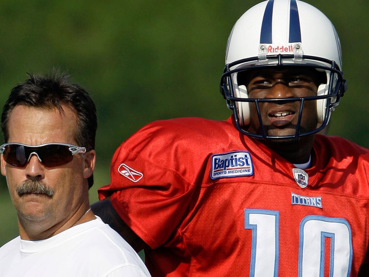 Tennessee Titans rookie quarterback Vince Young talks to the