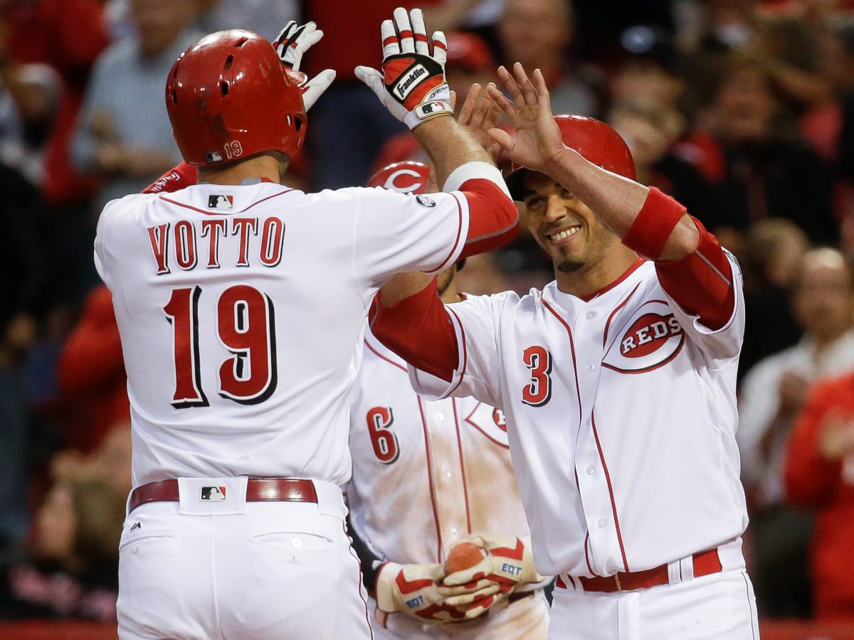 Cincinnati Reds lose Johnny Cueto, win first playoff game in 17