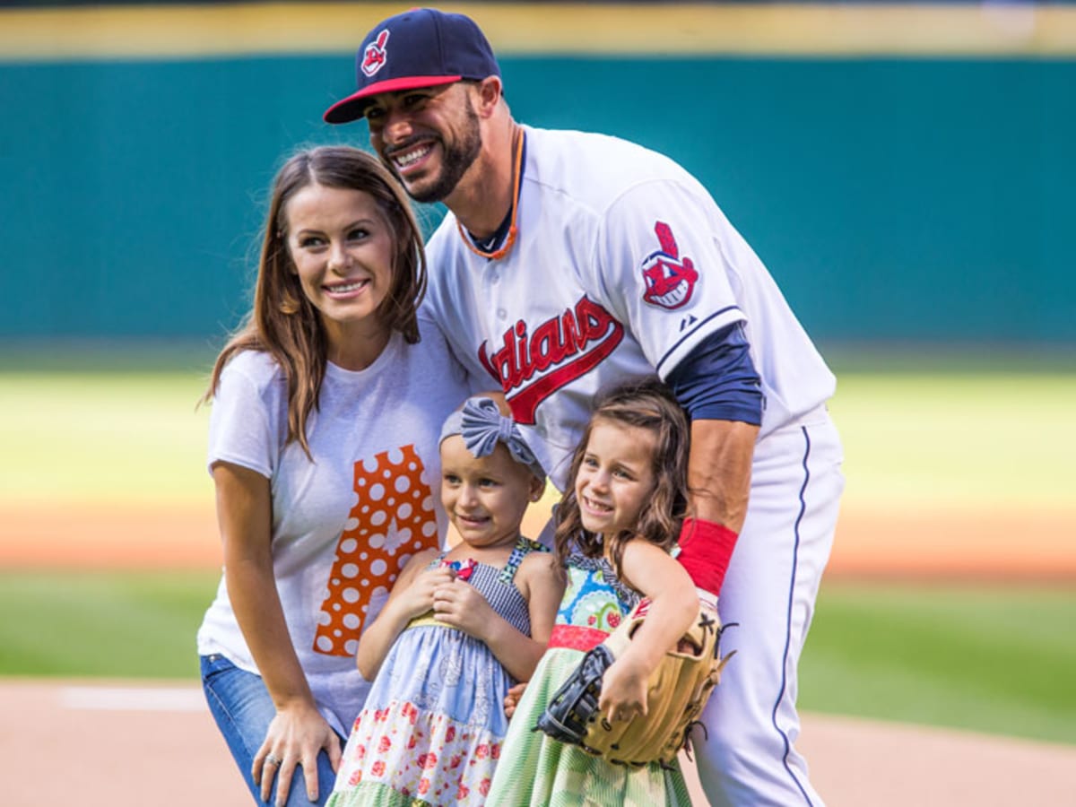 Indians players shave heads to support Aviles, daughter