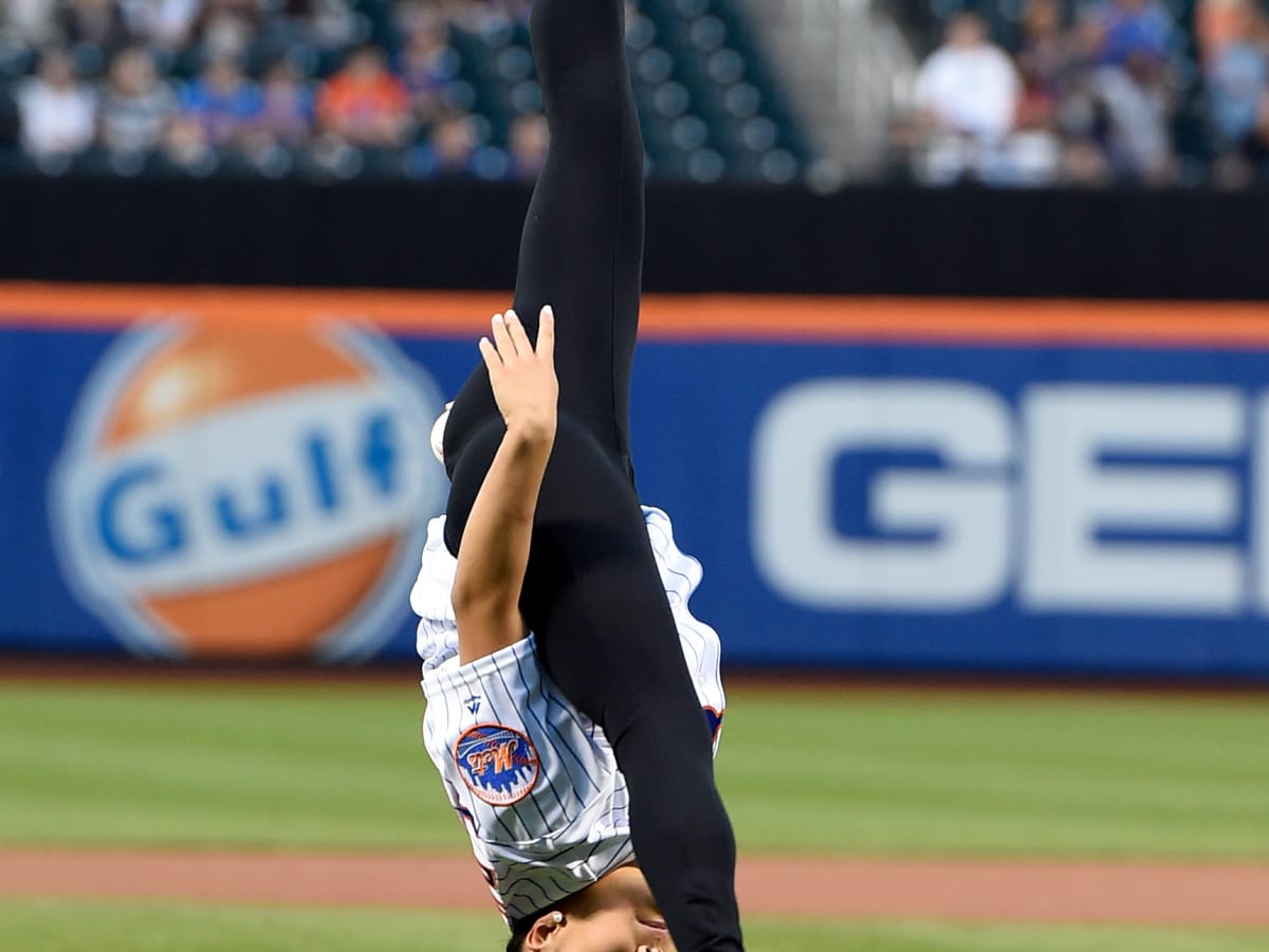 Anthony DiComo on X: Yes, this is 6'6 Mets pitcher Noah Syndergaard with  5'0 Olympic gymnast Laurie Hernandez.  / X