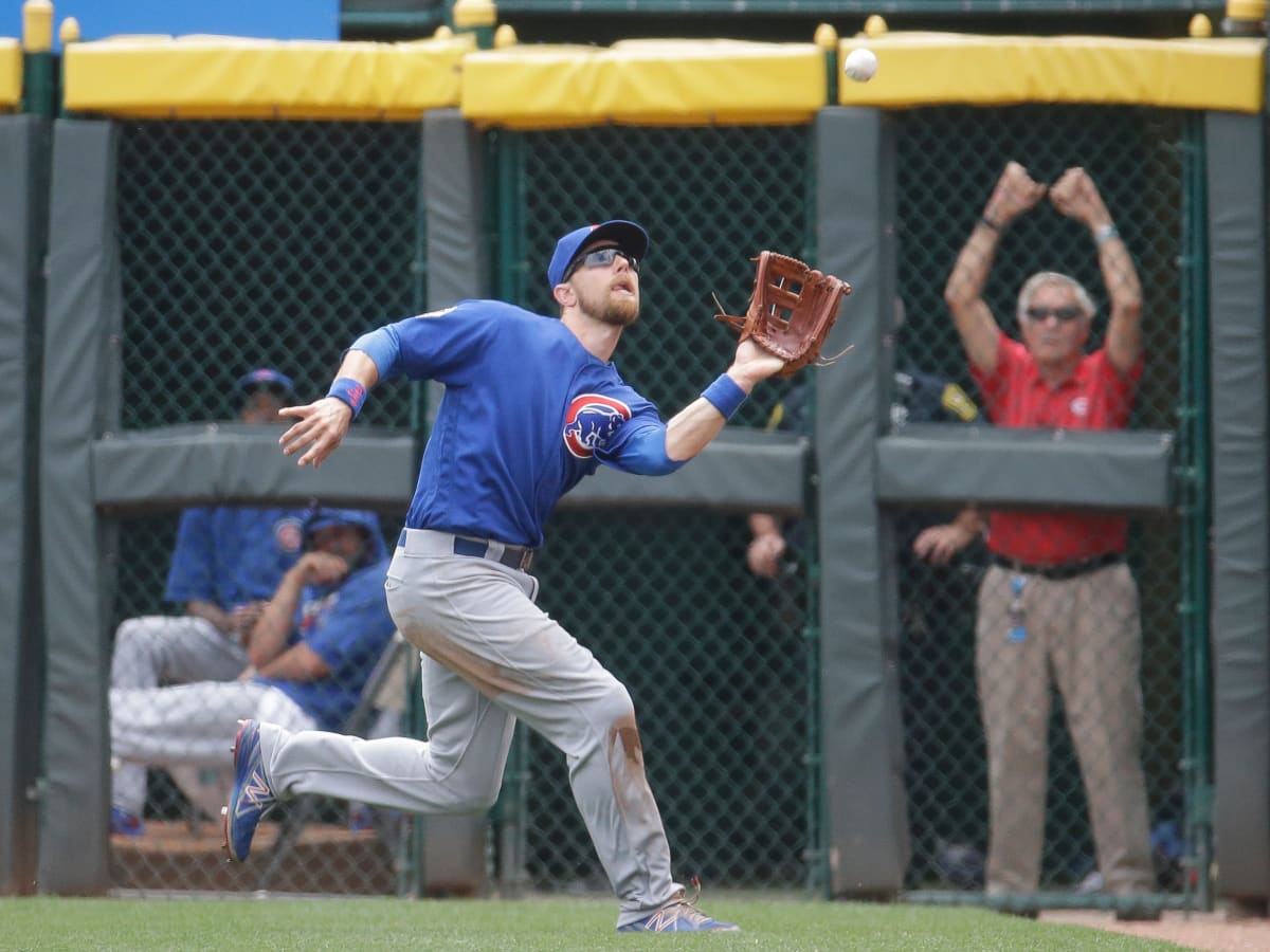 Rizzo legs out inside-the-park HR, Cubs sweep Reds