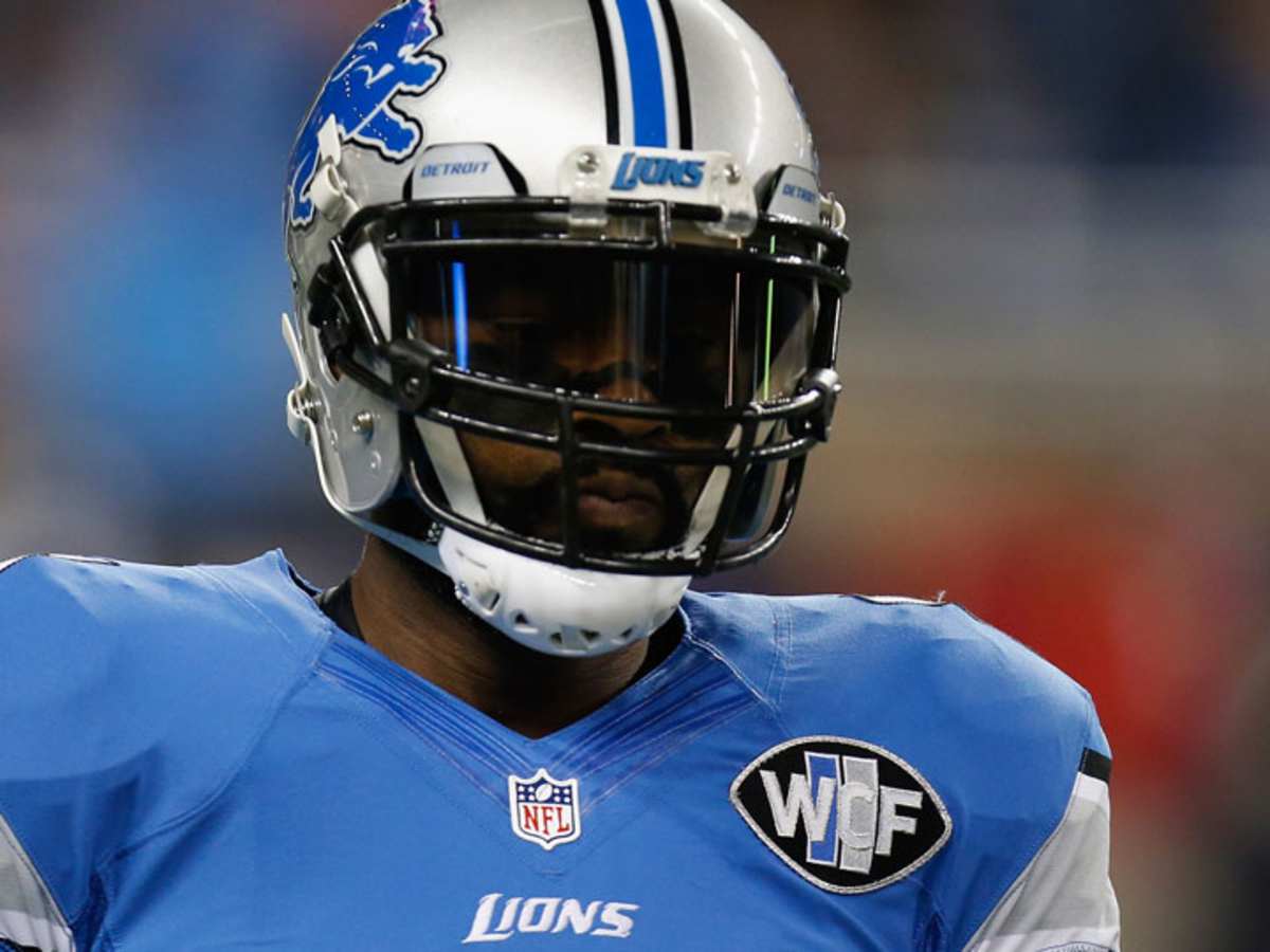 Detroit Lions' Calvin Johnson blown up, has helmet knocked off (GIF)