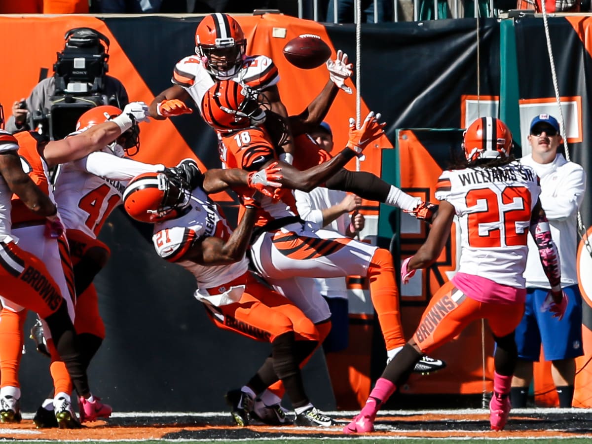 A.J. Green's 1-handed catch in scrum shows off his juggling