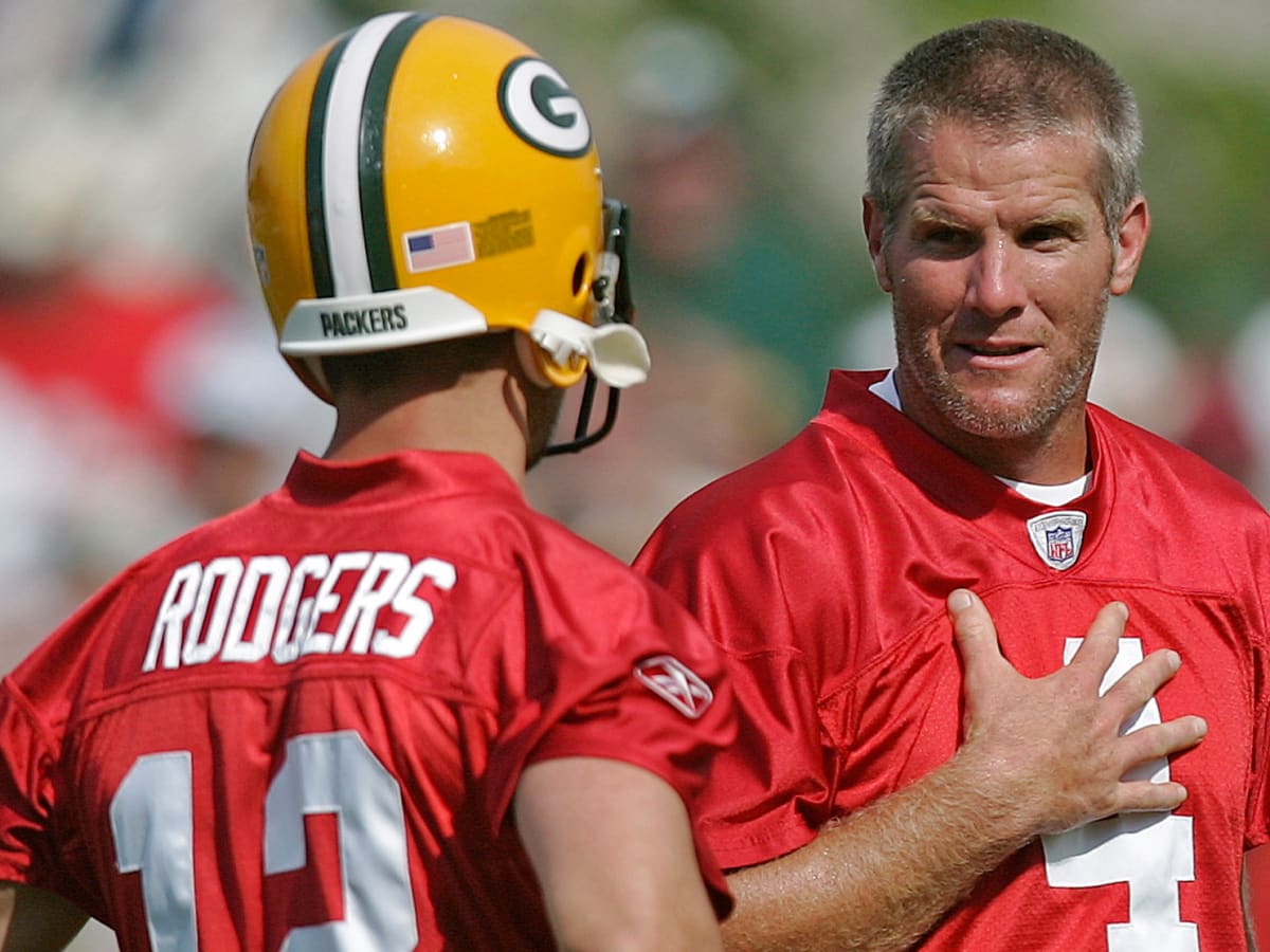 Aaron Rodgers tells different story of initial Brett Favre meeting - ABC7  Chicago