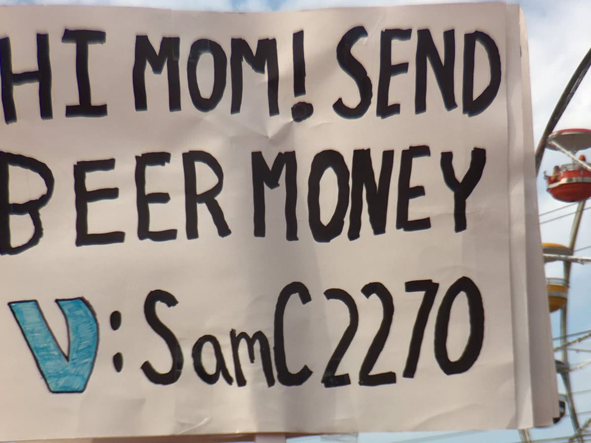 GameDay' genius gets flooded with cash for brilliant sign