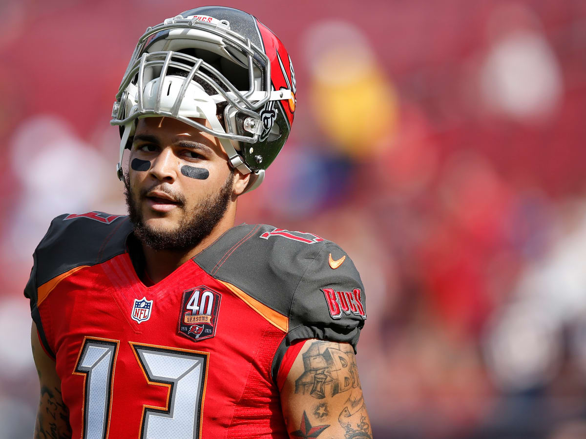 What motivated Bucs' Mike Evans to sit during anthem to protest Trump?