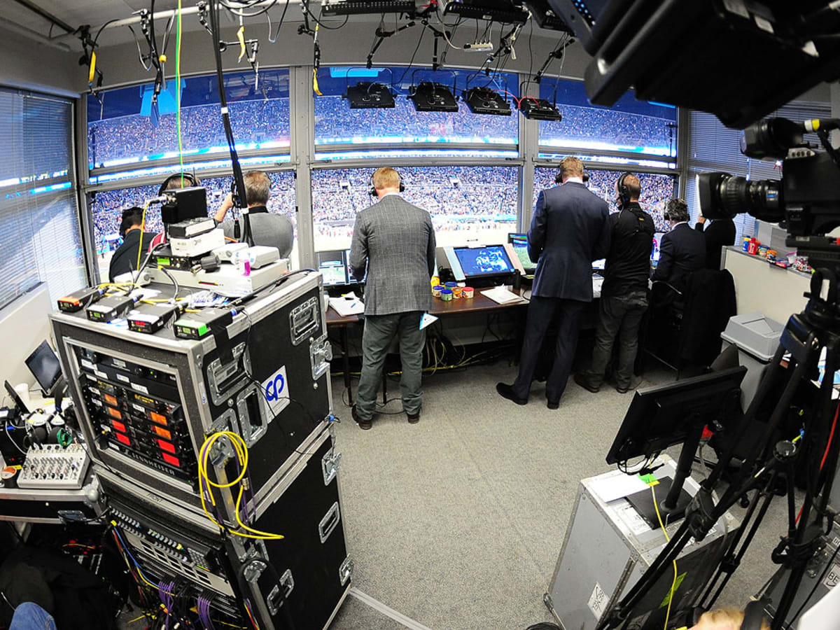 Erin Andrews gives behind the scenes look at Fox Sports NFL announcers