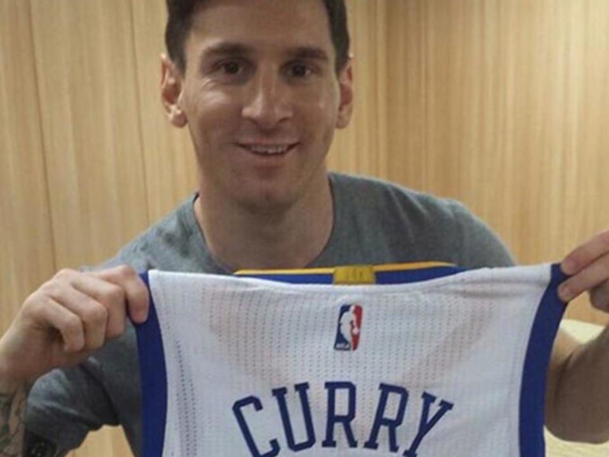 SportsCenter - From one star to another. Lionel Messi showcases his signed  Stephen Curry jersey, sent by the NBA's leading scorer himself. (via Leo  Messi)