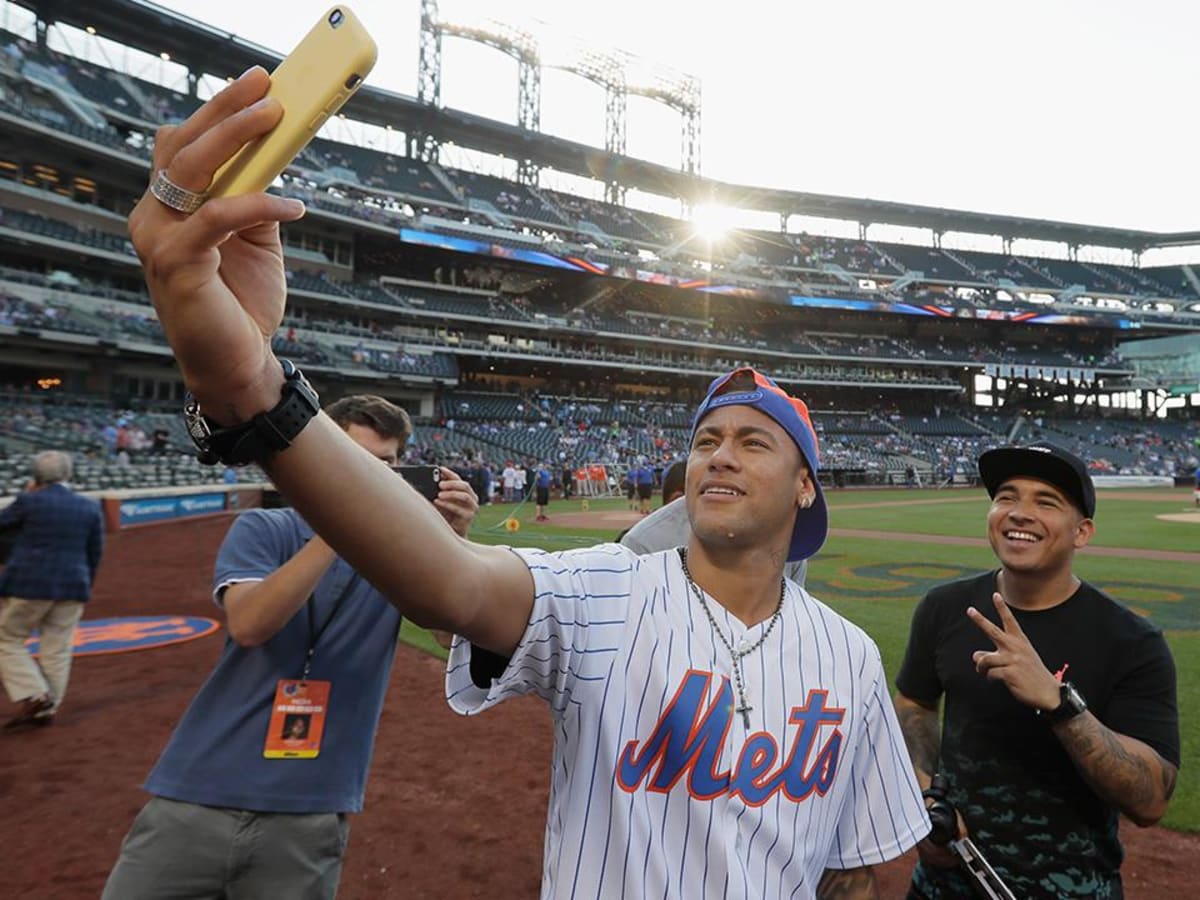Neymar takes batting practice in a Mets jersey - Sports Illustrated
