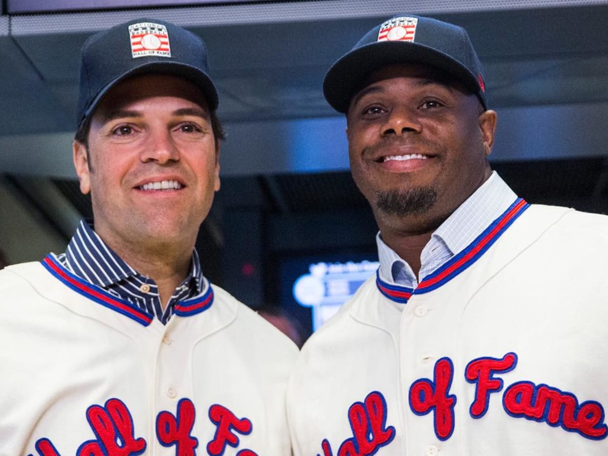 Griffey Jr goes to Hall with Mariners cap; Piazza with Mets