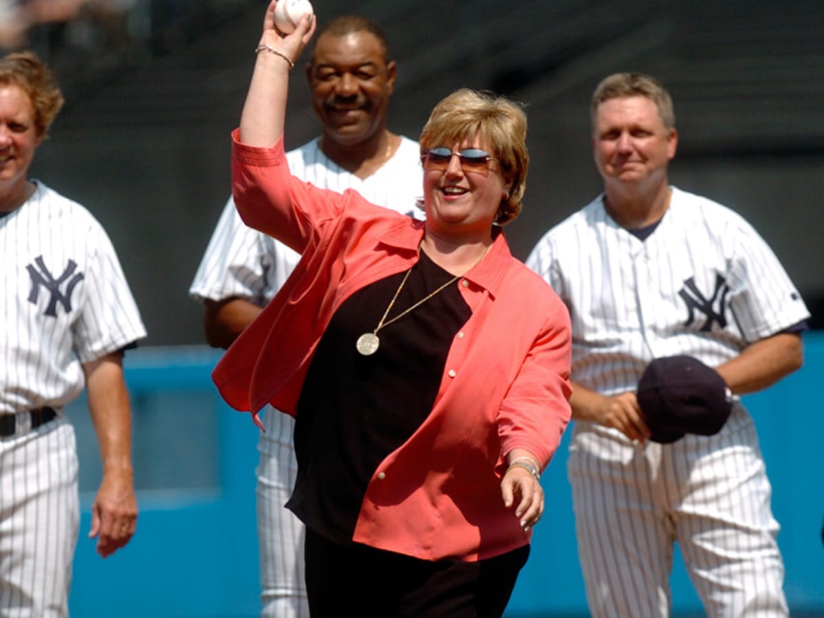 Widows of Hunter, Munson reflect at Yankees' Old-Timer's Day